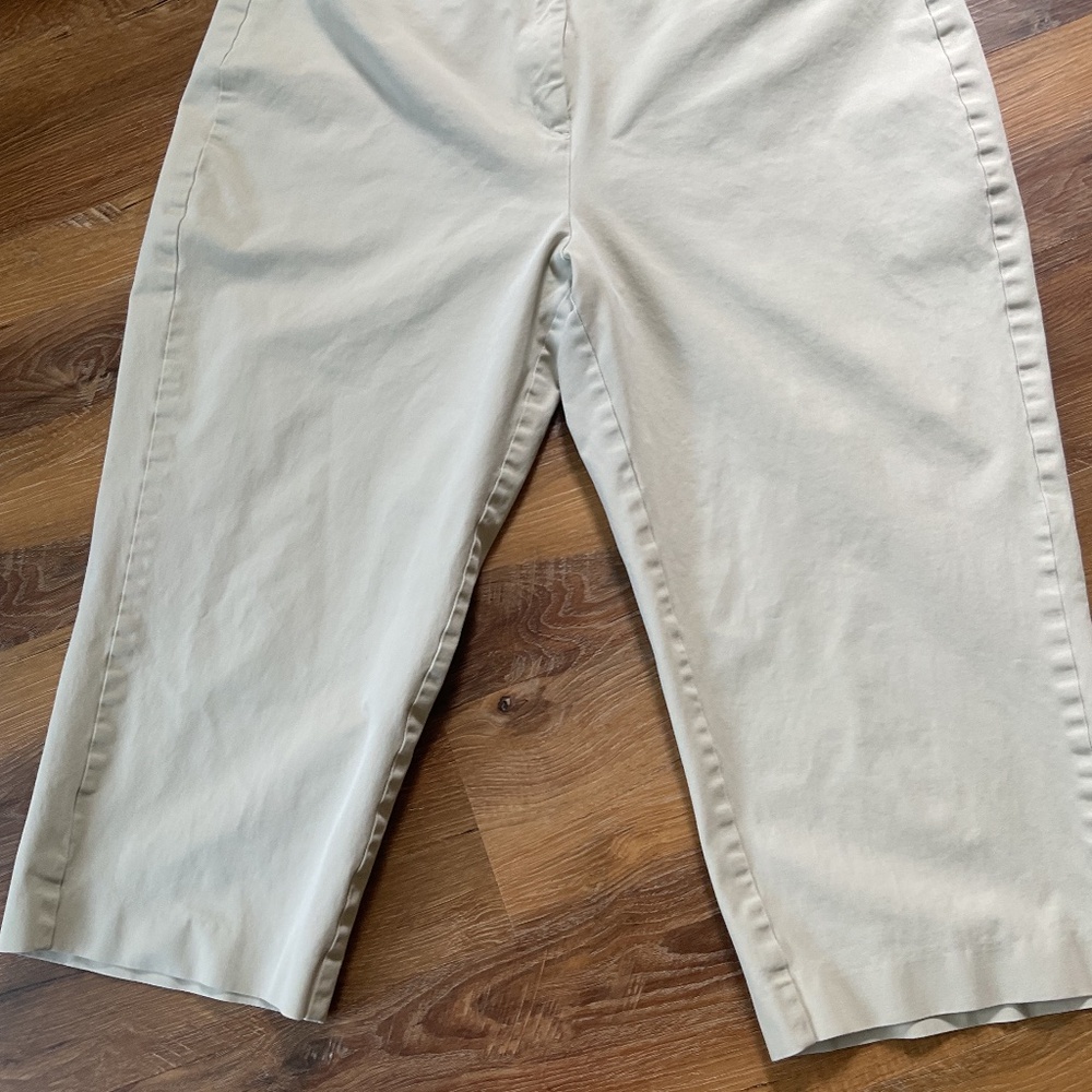 L.L. Bean Beige Capri, Chinos. Size 20 Regular Excellent Condition.  Straight Fi